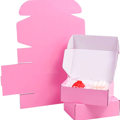 Envolvendo a caixa de presente ondulada cor-de-rosa para o armazenamento de envio de envio pelo correio