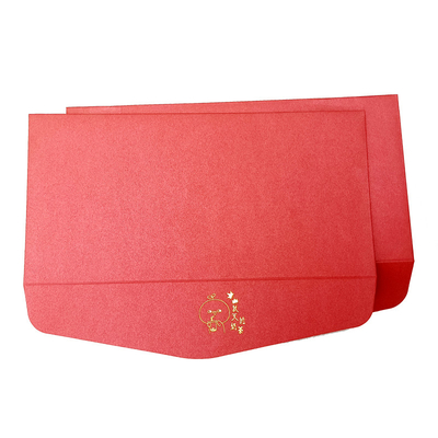 O envelope vermelho de anos novos com o cartão dourando dourando do envelope do teste padrão do ouro da borda do ouro