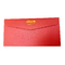 O envelope vermelho de anos novos com o cartão dourando dourando do envelope do teste padrão do ouro da borda do ouro